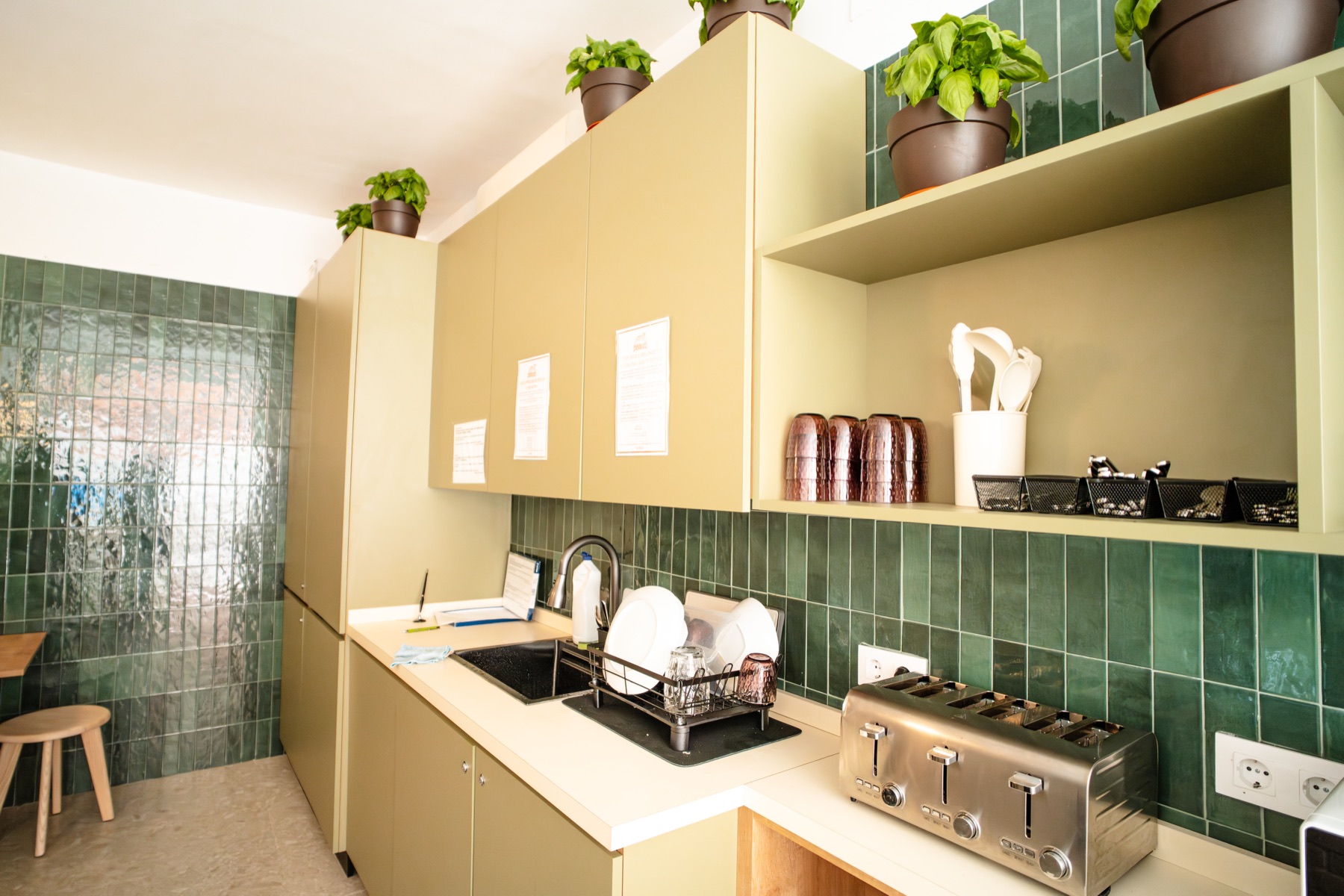 Cocina común equipada con azulejo verde salvia